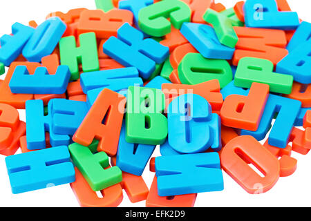 Lettres alphabet coloré sur un aimant isolé sur fond blanc Banque D'Images