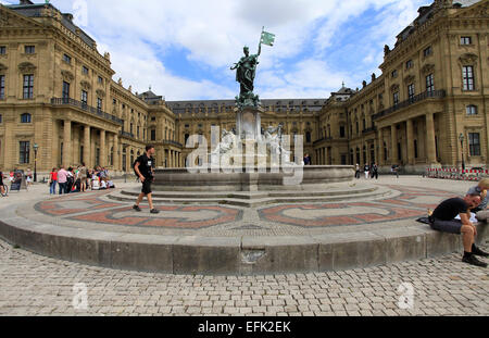 La Résidence de Würzburg en Franconie et fontaine. La résidence est le travail principal de l'allemand et l'un des plus grands châteaux de l'Europe. L'UNESCO a pris en 1981 dans la liste des objets classés au patrimoine mondial. Photo : Klaus Nowottnick Date : 11 Août Banque D'Images