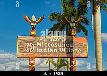 Panneau d'entrée dans le village indien Miccosukee Banque D'Images