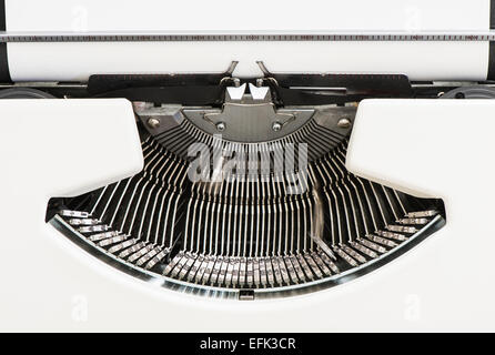 Vue du dessus de la machine à écrire à l'ancienne à partir des années 1970 avec le papier blanc et déménagement hammer heads. Banque D'Images