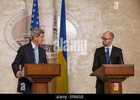 Kiev, Ukraine. 5e Février, 2015. Le Premier ministre ukrainien Arseni Iatseniouk Petrovych (R) et le secrétaire d'Etat américain John Kerry s'exprimer, au cours d'une conférence de presse à Kiev, Ukraine, 5 février 2015. Photo : Jan A. Nicolas/DPA - PAS DE FIL - SERVICE/dpa/Alamy Live News Banque D'Images