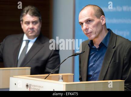 Berlin, Allemagne. 5e Février, 2015. Le ministre allemand de l'économie, Sigmar Gabriel (SPD) et le Ministre grec des Finances Yanis Varoufakis (R) la parole au cours d'une conférence de presse au Ministère allemand de l'économie et de la technologie à Berlin, Allemagne, 5 février 2015. Photo : Gregor Fischer/dpa/Alamy Live News Banque D'Images