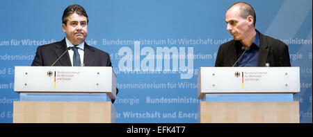 Berlin, Allemagne. 5e Février, 2015. Le ministre allemand de l'économie, Sigmar Gabriel (SPD) et le Ministre grec des Finances Yanis Varoufakis (R) la parole au cours d'une conférence de presse au Ministère allemand de l'économie et de la technologie à Berlin, Allemagne, 5 février 2015. Photo : Gregor Fischer/dpa/Alamy Live News Banque D'Images