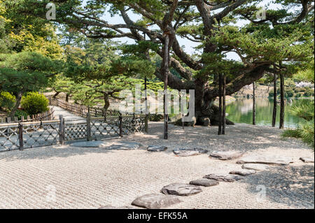 Jardin Ritsurin-koen, Takamatsu, Japon. Le gravier jardin qui entoure la maison de thé Kikugetsu-tei Banque D'Images