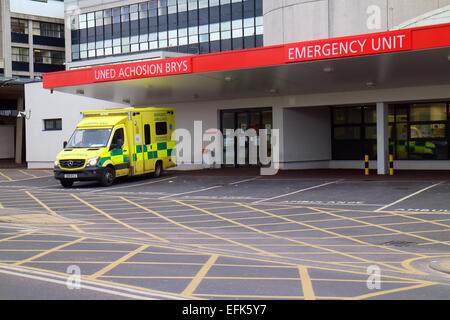 Cardiff, Wales, UK. 05 févr., 2015. En dépit des préoccupations nationales sur le temps d'attente à l'accident et des services d'urgence des hôpitaux du NHS au Royaume-Uni, il n'y avait qu'une seule ambulance à l'extérieur de l'unité d'urgence de l'Hôpital universitaire du pays de Galles (UHW) à Cardiff. Crédit : John Gilbey/Alamy Live News Banque D'Images