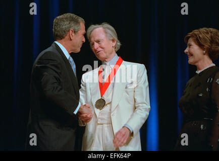 Le président américain George W. Bush et la Première dame Laura Bush présente le National 2001 Médaille des Arts et Sciences Humaines National Awards de l'auteur Tom Wolfe à la DAR Constitution Hall, le 22 avril 2002 à Washington, DC. Banque D'Images