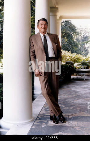 Du président américain Ronald Reagan qui posent sur la Colonnade de la Maison Blanche le 17 août 1984 à Washington, DC. Banque D'Images