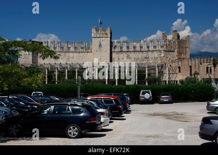 Château Scaliger à Torri del Benaco a été construit en 1383 pour protéger le port. Torri del Benaco est une ville sur la rive est du lac de Garde. Photo : Klaus Nowottnick Date : 27 août 2014 Banque D'Images