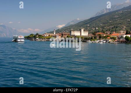 Torri del Benaco est une ville sur la rive est du lac de Garde. Elle se situe sur la Gardesana orientale. Dans le village il ya un Château Scaliger, qui a été construit en 1383 pour protéger le port. Photo : Klaus Nowottnick Date : 27 août 2014 Banque D'Images