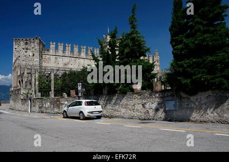 Château Scaliger à Torri del Benaco a été construit en 1383 pour protéger le port. Torri del Benaco est une ville sur la rive est du lac de Garde. Photo : Klaus Nowottnick Date : 27 août 2014 Banque D'Images