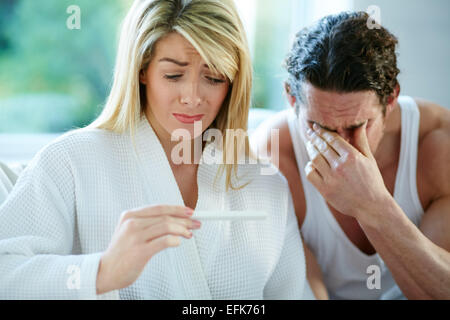 Couple malheureux de savoir qu'elle est enceinte Banque D'Images