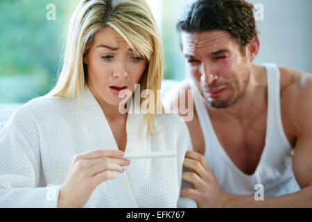 Couple malheureux de savoir qu'elle est enceinte Banque D'Images