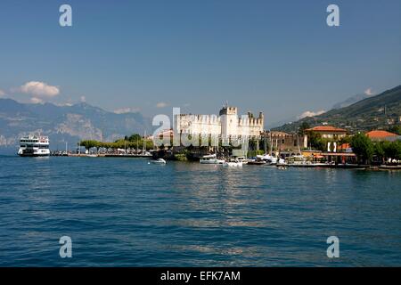 Torri del Benaco est une ville sur la rive est du lac de Garde. Elle se situe sur la Gardesana orientale. Dans le village il ya un Château Scaliger, qui a été construit en 1383 pour protéger le port. Photo : Klaus Nowottnick Date : 27 août 2014 Banque D'Images