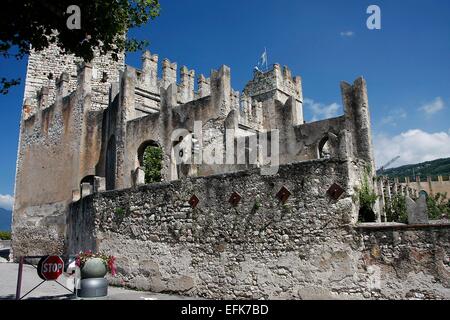 Château Scaliger à Torri del Benaco a été construit en 1383 pour protéger le port. Torri del Benaco est une ville sur la rive est du lac de Garde. Photo : Klaus Nowottnick Date : 27 août 2014 Banque D'Images