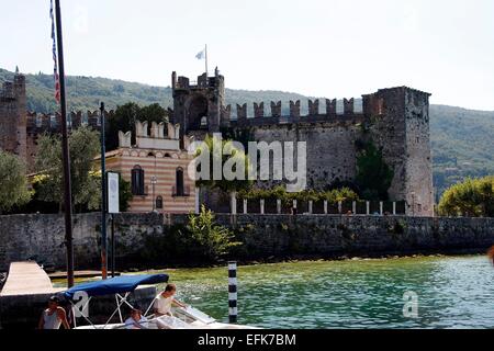 Château Scaliger à Torri del Benaco a été construit en 1383 pour protéger le port. Torri del Benaco est une ville sur la rive est du lac de Garde. Photo : Klaus Nowottnick Date : 27 août 2014 Banque D'Images