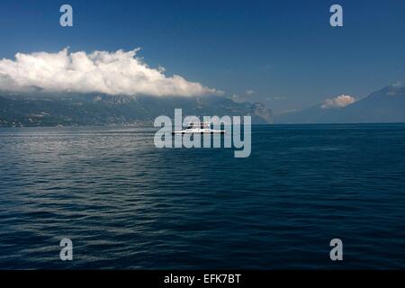 Traversier sur le lac de Garde entre Bardolino et Lazise. Les ferries transports navette autochtones, des voitures et des biens à la Lac de Garde en Lombardie, Verona, Italie. Photo : Klaus Nowottnick Date : 27 août 2014 Banque D'Images