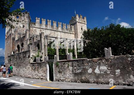 Château Scaliger à Torri del Benaco a été construit en 1383 pour protéger le port. Torri del Benaco est une ville sur la rive est du lac de Garde. Photo : Klaus Nowottnick Date : 27 août 2014 Banque D'Images