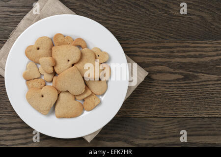 Coeur de Saint Valentin les cookies de la plaque sur la table en bois Banque D'Images