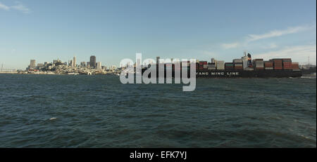 Vue du ciel bleu, du bay ferry, Yang Ming orchidée 'ligne' container ship déménagement San Francisco Bay en direction de San Francisco, USA Banque D'Images