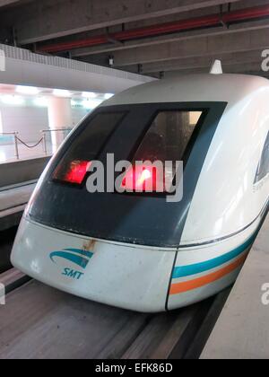 Le Shanghai Maglev Train est un train à sustentation magnétique, qui a commencé par l'opération d'essai le 31 décembre 2002 sur un tronçon de 30 km du centre-ville à l'aéroport de Pudong. Photo : Mai, 2014. Banque D'Images