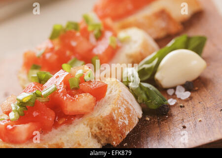 Appétissant italien simple bruschetta à la tomate et basilic, sur l'ancienne table Banque D'Images