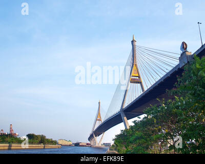 Bhumibol Bridge avec désinvolture aussi appel comme périphérique routier Bridge avec canal et rivière Chao Phraya Banque D'Images