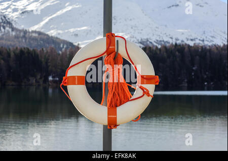 Bouée sur le fjord norvégien ou sur Alpine Lake Banque D'Images