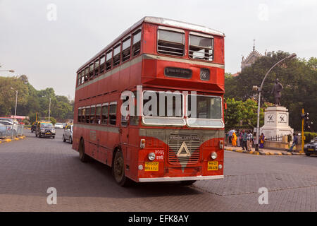 L'Inde, Maharashtra, Mumbai, Colaba, bus à impériale rouge Banque D'Images