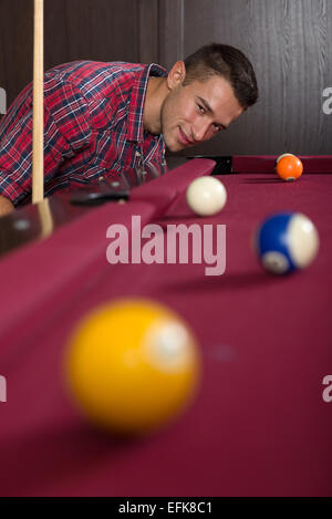 Jeune homme jouant au billard Banque D'Images