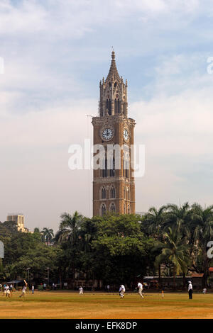 L'Inde, Mumbai, Maharashtra, district de Colaba, Maidan, ovale et tour de l'horloge Rujabi Banque D'Images