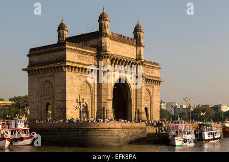 L'Inde, Mumbai, Maharashtra, district de Colaba, porte de l'Inde in early morning light Banque D'Images