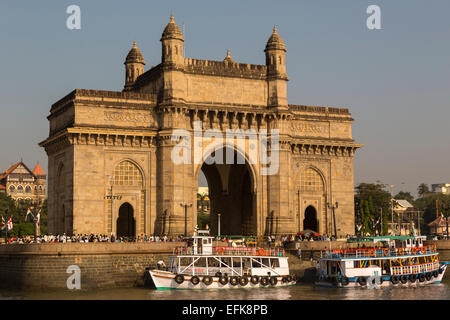 L'Inde, Mumbai, Maharashtra, district de Colaba, porte de l'Inde in early morning light Banque D'Images