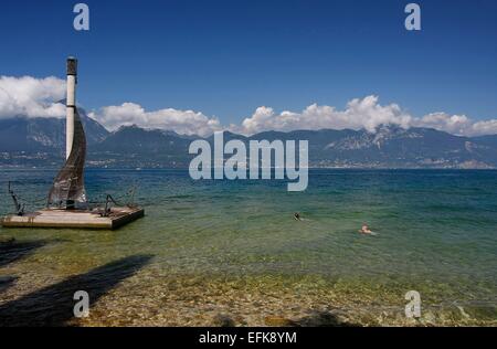 Monument de guerre à la tombée de marine dans la Baia dei Pini. Torri del Benaco est une ville sur la rive est du lac de Garde. Elle se situe sur la Gardesana orientale. Photo : Klaus Nowottnick Date : 27 août 2014 Banque D'Images