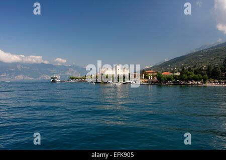 Torri del Benaco est une ville sur la rive est du lac de Garde. Elle se situe sur la Gardesana orientale. Dans le village il ya un Château Scaliger, qui a été construit en 1383 pour protéger le port. Photo : Klaus Nowottnick Date : 27 août 2014 Banque D'Images