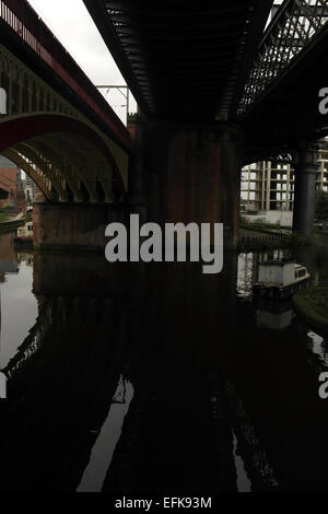 Ciel gris portrait à l'échelle du bassin du Canal Castlefield Manchester ci-dessous South Junction, Cornbrook, Great Northern viaducs, Manchester Banque D'Images