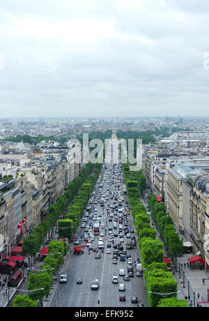 Vue sur Paris de l'Arc de Triomphe, Paris nuageux Banque D'Images