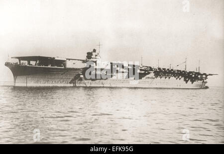 Le Zuikaku, l'un des 2 porte-avions de classe Shokaku construit pour la Marine impériale japonaise terminée en 1941 et capable de transporter 70 à 80 aéronefs. Une partie de la 5ème Division de l'opérateur japonais, elle a pris part à l'attaque de Pearl Harbor et de nombreux autres avant d'être coulé par une attaque aérienne dans la bataille de Golfe de Leyte le 25 octobre 1944. Banque D'Images