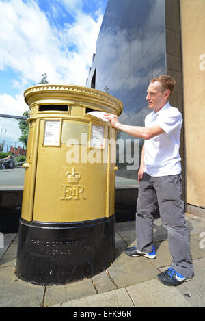 Post box d'or dans la ville de Leeds pour marquer la réalisation de Nicola Adams a remporté deux médailles d'or olympiques yorkshire royaume uni Banque D'Images