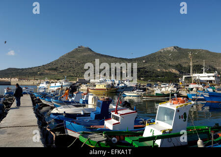 Le port, l'île de Favignana, Sicile, Italie, Banque D'Images