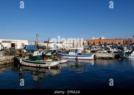 Bateaux de pêche au Port de l'île de Favignana en Sicile, Italie Banque D'Images