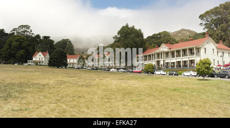 Parade Ground vue de Murray Circle Restaurant, siège de poste, Commandant House, brouillard, Fort Baker Hill, San Francisco Banque D'Images