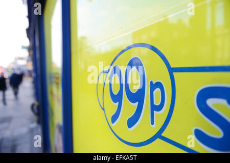 Finsbury Park, Londres, UK. 6e février 2015. Poundland détaillant le budget prévoit acheter rival 99p stores, sous réserve de l'approbation. Crédit : Matthieu Chattle/Alamy Live News Banque D'Images