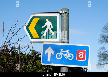 Sentier Public signe et randonnée à vélo 8 signe sur un panneau routier dans une haie. Llanfair PG, Ile d'Anglesey, au Pays de Galles, Royaume-Uni, Angleterre Banque D'Images