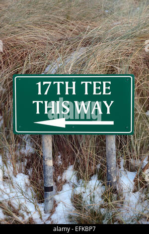 Le 17e tee ce signe ainsi sur un terrain de golf dans la neige hiver Banque D'Images