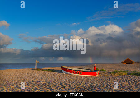 Le CLAJ Beach et du bateau avec l'orage en hiver Banque D'Images