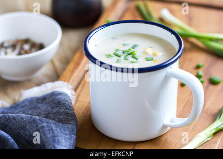 Le saumon et soupe Chaudrée de maïs par du sel de mer Banque D'Images