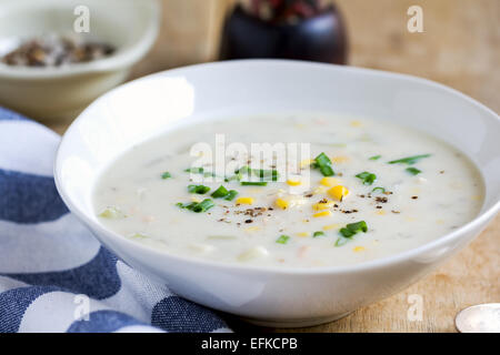 Le saumon et soupe Chaudrée de maïs par du sel de mer Banque D'Images