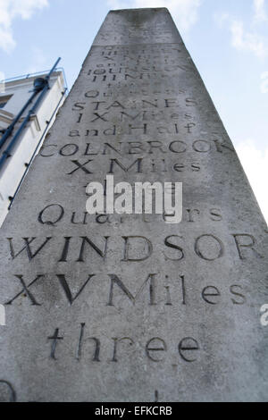 Obélisque d'étape près de Richmond Bridge, Richmond upon Thames, Surrey, Angleterre Banque D'Images