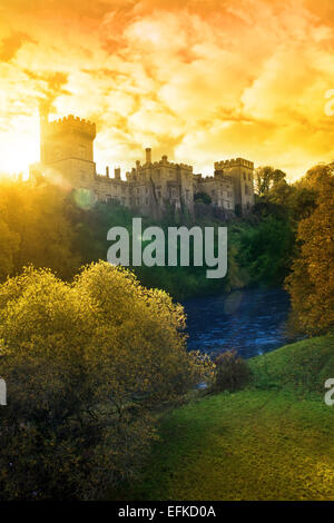 Château de Lismore, donnant sur la magnifique rivière Blackwater dans le comté de Waterford en Irlande sur un soir au coucher du soleil d'automne Banque D'Images