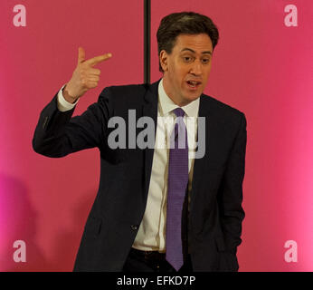 Stroud, Gloucestershire, Royaume-Uni. 6 Février, 2015. Leader du travail Ed Miliband s'adresse à un rassemblement du parti 'peuples autochtones à l'heure des questions Chambres d'abonnement Stroud. Crédit : charlie bryan/Alamy Live News Banque D'Images